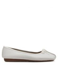 Clarks Baleriny Freckle Ice 203544554 Biały. Białe balerinki damskie Clarks, bez wzorów, ze skóry, bez obcasa, bez zapięcia. Za 399.99 zł.