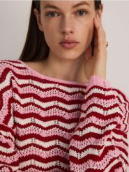 Bawełniany sweter w paski - pastelowy róż. Czerwone swetry nierozpinane damskie Reserved, l, bez wzorów, z bawełny, bez kołnierzyka, bez ramiączek. W wyprzedaży za 39.99 zł.