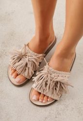 Beżowe Klapki w Stylu Boho Zdobione Frędzlami Stavania. Brązowe klapki damskie Born2be, na lato, z aplikacjami, z jeansu, boho, bez obcasa, na płaskiej podeszwie, bez zapięcia. Za 99.99 zł.