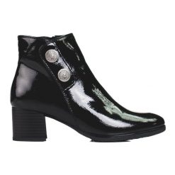 Klasyczne lakierowane botki damskie na słupku czarne. Czarne botki damskie bez wzorów, z lakierowanej skóry, eleganckie, bez obcasa, na słupku, bez zapięcia. Za 245.97 zł.
