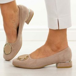 Beżowe zamsz Polskie czółenka damskie Suzana 2520. Brązowe czółenka damskie Suzana, na jesień, z aplikacjami, z zamszu, eleganckie, bez obcasa, na obcasie, bez zapięcia. Za 249.00 zł.