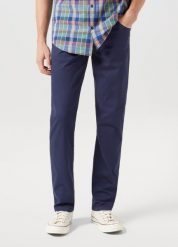 WRANGLER GREENSBORO MĘSKIE SPODNIE MATERIAŁOWE CHINO CHINOSY DARK NAVY 112350802 W15Q018200. Niebieskie eleganckie spodnie męskie Wrangler, bez wzorów, z materiału. Za 229.99 zł.