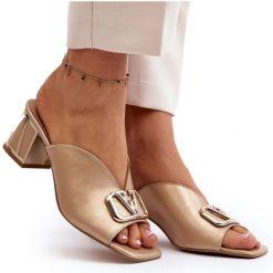 Eleganckie Klapki Damskie Na Obcasie Laura Messi 2771 Złote złoty. Żółte klapki damskie na lato, z aplikacjami, ze skóry, eleganckie, bez obcasa, na obcasie, bez zapięcia. Za 463.09 zł.
