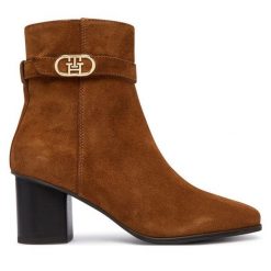 Botki Tommy Hilfiger. Brązowe botki damskie Tommy Hilfiger, bez wzorów, bez obcasa, na słupku, bez zapięcia. Za 699.99 zł.