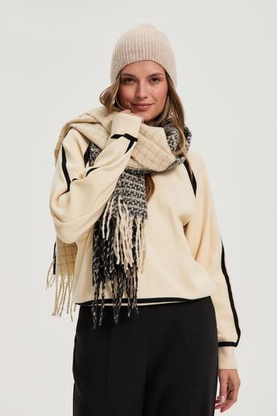 Czapka beżowa. Brązowe czapki damskie MOODO, bez wzorów, z elastanu. Za 39.99 zł.