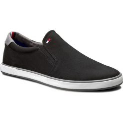 Tenisówki TOMMY HILFIGER - Harlow 2D FM0FM00597 Black 990. Czarne trampki męskie Tommy Hilfiger, bez wzorów, z gumy, bez zapięcia. W wyprzedaży za 159.00 zł.