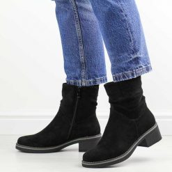 Czarne zamszowe botki damskie M.Daszyński 2459-1. Czarne botki damskie M.Daszyński, na jesień, bez wzorów, z materiału, eleganckie, bez obcasa, bez zapięcia. Za 199.00 zł.