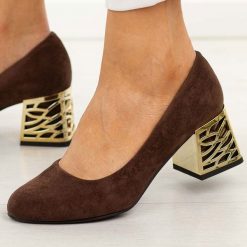 Czekoladowe zamsz Polskie czółenka damskie Suzana 594. Brązowe czółenka damskie Suzana, na jesień, bez wzorów, z zamszu, eleganckie, z okrągłym noskiem, bez obcasa, na obcasie, bez zapięcia. Za 249.00 zł.