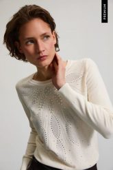 Sweter z ozdobnymi koralikami biały. Białe swetry nierozpinane damskie MOODO, l, bez wzorów, z poliamidu, bez kołnierzyka, bez ramiączek. Za 149.99 zł.