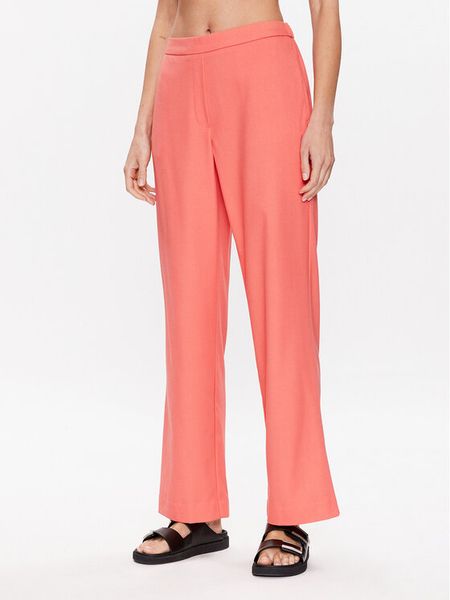 Moss Copenhagen Spodnie materiałowe Fanilla 17264 Różowy Regular Fit. Czerwone spodnie materiałowe damskie Moss Copenhagen, bez wzorów, z materiału. Za 159.99 zł.