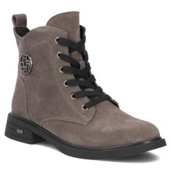Skórzane botki damskie zamsz szare Filippo DBT7997. Szare botki damskie Filippo, bez wzorów, ze skóry, eleganckie, bez obcasa, bez zapięcia. Za 259.99 zł.