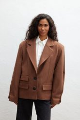 Wełniana marynarka o prostym kroju w kolorze CAMEL - RICHMOND-UNI. Brązowe marynarki i żakiety damskie Marsala, bez wzorów, z bawełny, eleganckie, bez kołnierzyka, bez ramiączek. Za 699.90 zł.
