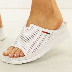 Białe skórzane klapki damskie Evento 18-42. Białe klapki damskie eVento, na lato, bez wzorów, z jeansu, eleganckie, bez obcasa, na płaskiej podeszwie, bez zapięcia. Za 219.00 zł.
