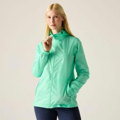 Kurtka trekkingowa damska Pack It Jacket III kieszonkowa przeciwdeszczowa. Niebieskie kurtki sportowe damskie Regatta, bez wzorów, z softshellu, bez ramiączek, bez kaptura, trekkingowe. Za 149.99 zł.