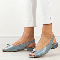 Niebieskie satynowe sandały damskie na obcasie T.Sokolski L26-136s. Niebieskie sandały damskie Sokolski, bez wzorów, z satyny, bez obcasa, na obcasie, bez zapięcia. Za 179.00 zł.