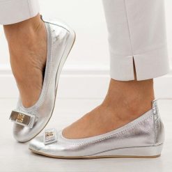 Srebrne skórzane Polskie baleriny damskie Prestige 2236. Szare balerinki damskie Prestige, na jesień, bez wzorów, ze skóry, casualowe, z okrągłym noskiem, bez obcasa, na koturnie, bez zapięcia. Za 399.00 zł.