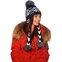 Czapka w zimowe wzory z warkoczami i pomponami LC115 czarny. Czarne czapki damskie n/a, na zimę, bez wzorów. Za 79.90 zł.