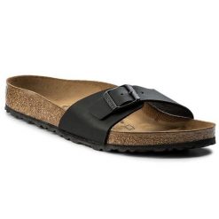 Klapki Birkenstock. Czarne klapki damskie Birkenstock, bez wzorów, bez obcasa, bez zapięcia. Za 359.99 zł.