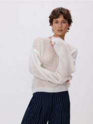 Sweter z ozdobnymi koralikami - biały. Białe swetry nierozpinane damskie Reserved, l, bez wzorów, z dzianiny, bez kołnierzyka, bez ramiączek. Za 159.99 zł.