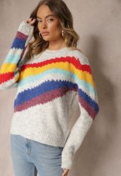 Jasnoszary Sweter Ozdobiony Ukośnymi Paskami Zenstina. Szare swetry nierozpinane damskie Renee, bez wzorów, z jeansu, casualowe, bez kołnierzyka, bez ramiączek. Za 129.99 zł.
