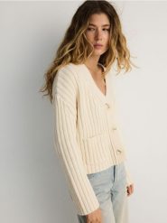 Prążkowany kardigan z domieszką wełny - kremowy. Białe kardigany damskie Reserved, l, bez wzorów, z dzianiny, bez kołnierzyka. W wyprzedaży za 69.99 zł.