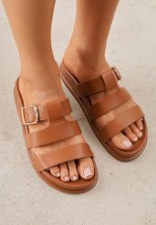 Brązowe Klapki na Płaskiej Podeszwie z Paskiem z Klamerką Ylindra. Brązowe klapki damskie Born2be, bez wzorów, z jeansu, eleganckie, bez obcasa, na płaskiej podeszwie, bez zapięcia. Za 79.99 zł.