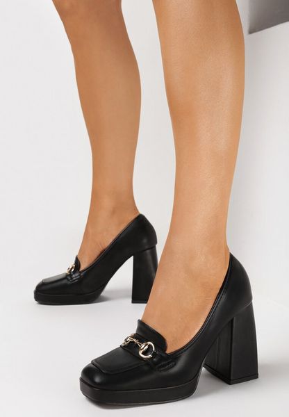 Czarne Czółenka na Wysokim Słupku z Platformą i Klamerką w Stylu Mokasynów Ledda. Czarne czółenka damskie Born2be, bez wzorów, bez obcasa, na platformie, bez zapięcia. Za 79.99 zł.