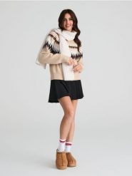 Sweter - kremowy. Białe swetry nierozpinane damskie Sinsay, l, bez wzorów, bez kołnierzyka, bez ramiączek. Za 59.99 zł.