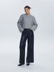 Sweter z dekoracyjnym splotem - szary. Szare swetry nierozpinane damskie Reserved, l, bez wzorów, z dzianiny, bez kołnierzyka, bez ramiączek. Za 129.99 zł.