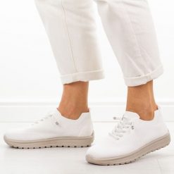 Białe sportowe buty damskie News 231. Białe obuwie sportowe damskie NEWS, na lato, bez wzorów, z dresówki, bez zapięcia, trekkingowe. Za 129.00 zł.