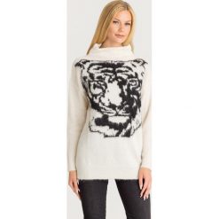 SWETER LIU JO. Białe swetry nierozpinane damskie Liu Jo, l, z aplikacjami, z materiału, bez kołnierzyka, bez ramiączek. Za 1,079.00 zł.