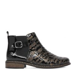 Botki Rieker. Brązowe botki damskie Rieker, bez wzorów, bez obcasa, na płaskiej podeszwie, bez zapięcia. Za 389.99 zł.