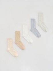 Długie skarpetki z bawełną 5 pack - złamana biel. Skarpetki damskie Reserved, bez wzorów, z bawełny. Za 49.99 zł.