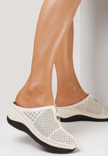 Beżowe Klapki Amathone. Brązowe klapki damskie Born2be, na lato, bez wzorów, z okrągłym noskiem, bez obcasa, na koturnie, bez zapięcia. Za 109.99 zł.