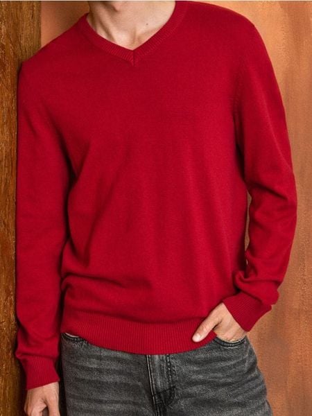 Sweter z dekoltem w serek - czerwony. Czerwone swetry męskie Sinsay, l, bez wzorów, bez kołnierzyka, bez ramiączek. Za 39.99 zł.