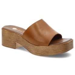 Brązowe Klapki Armodo Stylowe Obuwie Damskie. Brązowe klapki damskie Armodo, na lato, z aplikacjami, eleganckie, bez obcasa, na obcasie, bez zapięcia. Za 209.00 zł.