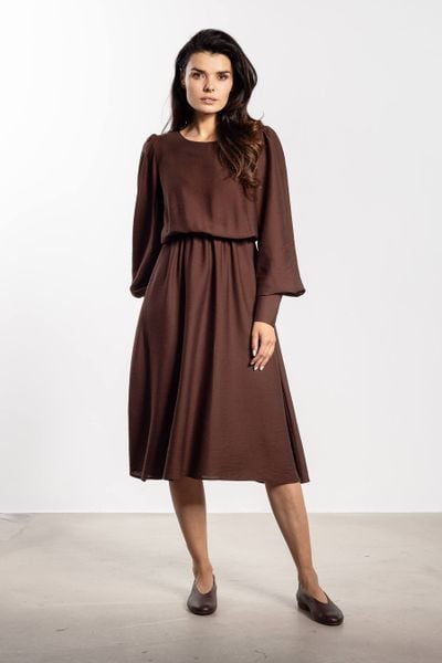 Elegancka sukienka rozkloszowana z długim rękawem brązowa. Brązowe sukienki damskie Infinite You, m, bez wzorów, eleganckie, bez kołnierzyka, bez ramiączek, rozkloszowane. Za 349.00 zł.