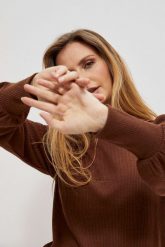 Bluza z bufiastymi rękawami i półgolfem kasztanowa. Brązowe bluzy damskie MOODO, xs, bez wzorów, z elastanu, bez ramiączek, bez kaptura. W wyprzedaży za 39.99 zł.