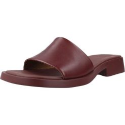 Sandały CAMPER DANA ULTRASOFT Bordeaux. Czerwone sandały damskie Camper, bez wzorów, ze skóry, bez obcasa, bez zapięcia. Za 532.05 zł.