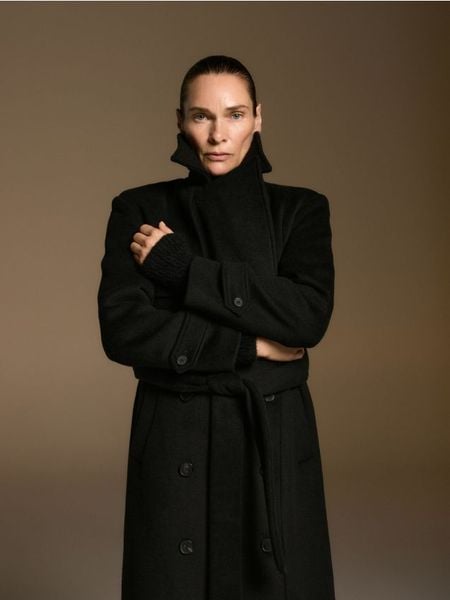 Płaszcz z wełną - czarny. Czarne płaszcze damskie Reserved, l, bez wzorów, z tkaniny, klasyczne, bez kołnierzyka, bez kaptura. Za 799.99 zł.