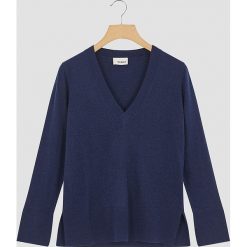 Sweter w kolorze granatowym. Niebieskie swetry nierozpinane damskie Rodier, bez wzorów, klasyczne, bez kołnierzyka, bez ramiączek. W wyprzedaży za 152.95 zł.