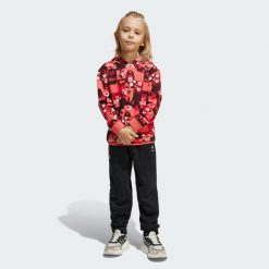 Disney Mickey Mouse Jogger Set. Czerwone bluzy męskie Adidas, bez wzorów, z dresówki, z kapturem, na jogę i pilates. W wyprzedaży za 164.50 zł.