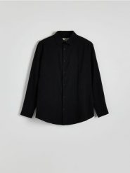Koszula regular fit z lyocellu - czarny. Czarne koszule męskie Reserved, l, bez wzorów, z lyocellu, bez kołnierzyka, bez ramiączek. W wyprzedaży za 119.99 zł.