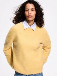 Sweter z wełną alpaki - żółty. Żółte swetry nierozpinane damskie Reserved, l, bez wzorów, z dzianiny, bez kołnierzyka, bez ramiączek. Za 219.99 zł.