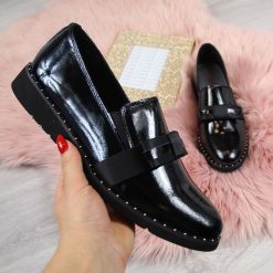 Lordsy skórzane lakierowane damskie czarne Filippo. Czarne półbuty damskie Filippo, bez wzorów, z lakierowanej skóry, bez obcasa, bez zapięcia. Za 149.99 zł.