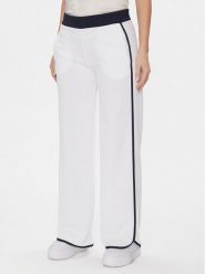 Guess Spodnie dresowe V4GB02 KBFB2 Biały Regular Fit. Białe spodnie dresowe damskie Guess, z aplikacjami, z dresówki. Za 189.99 zł.