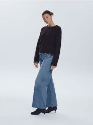 Sweter z koralikami - ciemnobrązowy. Brązowe swetry nierozpinane damskie Reserved, l, bez wzorów, z dzianiny, bez kołnierzyka, bez ramiączek. Za 149.99 zł.