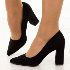 Czarne zamszowe czółenka damskie na słupku Sergio Leone Pb216. Czarne czółenka damskie Sergio Leone, na jesień, bez wzorów, ze skóry, eleganckie, bez obcasa, na słupku, bez zapięcia. Za 159.00 zł.