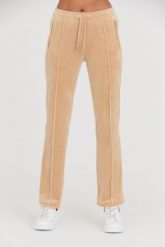 JUICY COUTURE Beżowe spodnie dresowe Tina Track Pants. Brązowe spodnie dresowe damskie Juicy Couture, bez wzorów, z dresówki. W wyprzedaży za 227.99 zł.