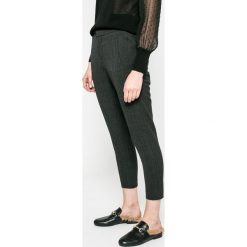 Only - Spodnie. Szare spodnie materiałowe damskie ONLY, bez wzorów, z elastanu, casualowe. W wyprzedaży za 49.90 zł.
